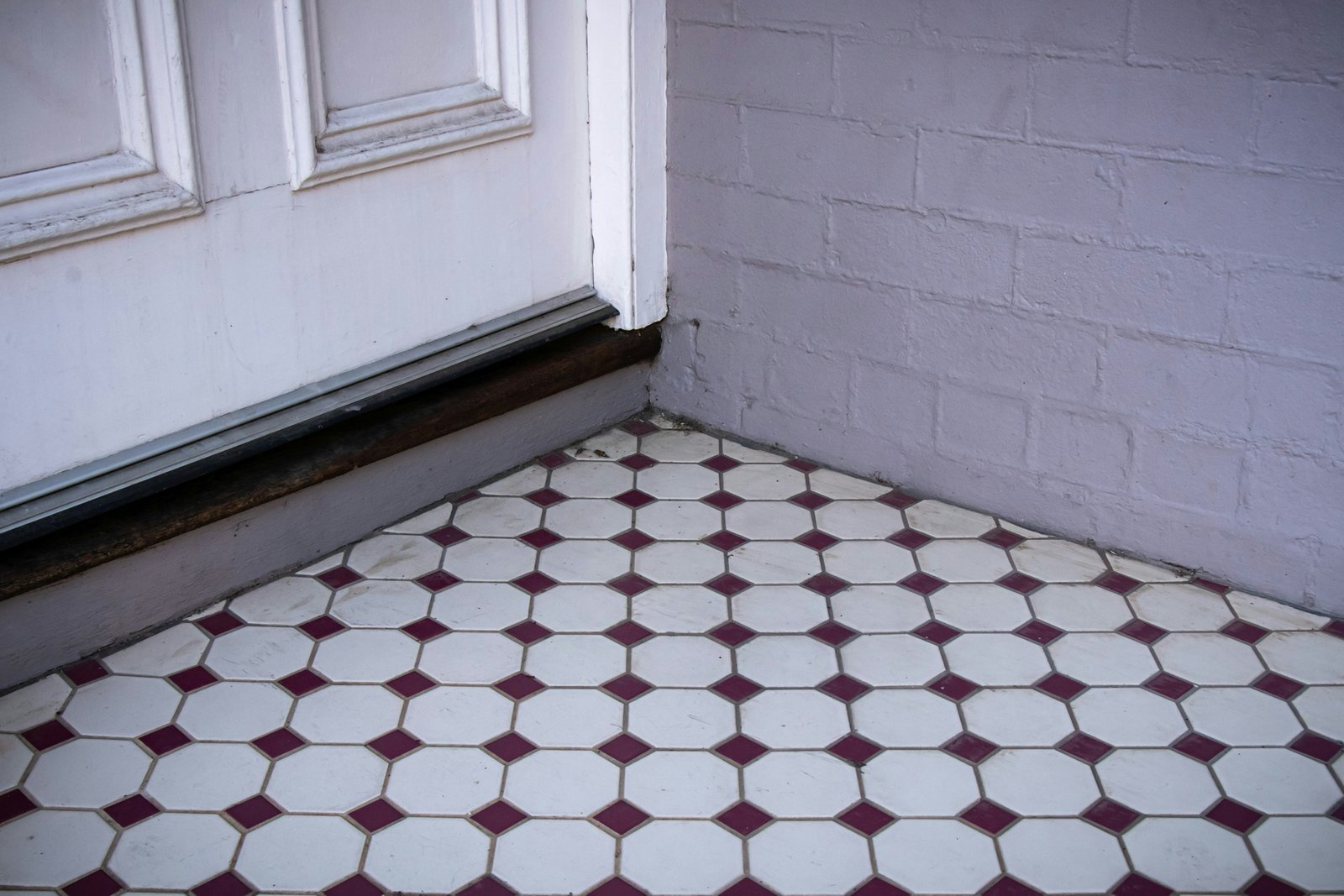 Fliese mit verschiedenen sichtbaren Risslinien auf der Oberfläche