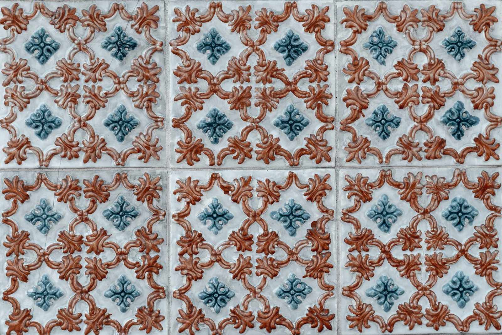 Wandfliese mit feinem Riss in einer Wohnung