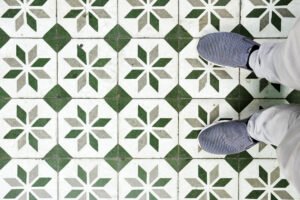 Nahaufnahme einer Fliese mit feinem Haarriss