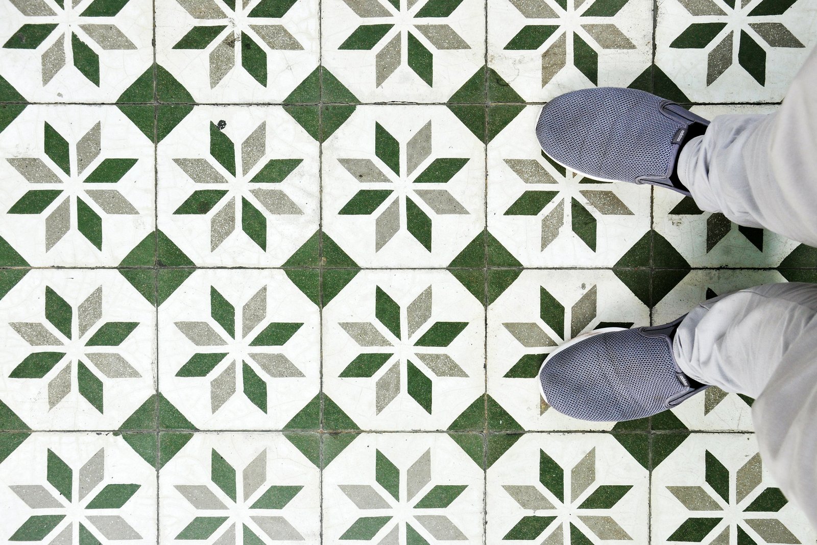 Nahaufnahme einer Fliese mit feinem Haarriss