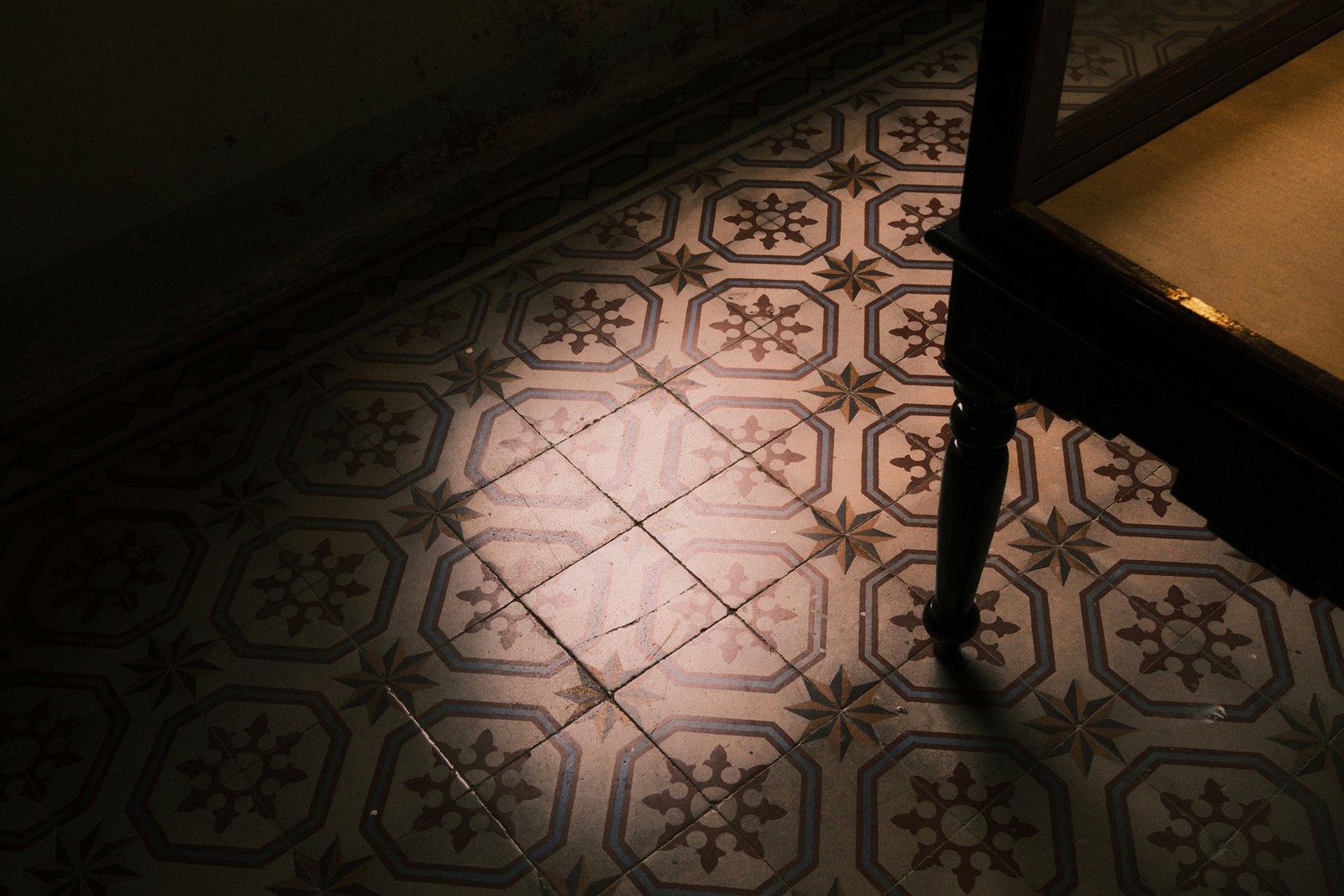 Bodenfliesen mit sichtbarer Risslinie über mehrere Fliesen