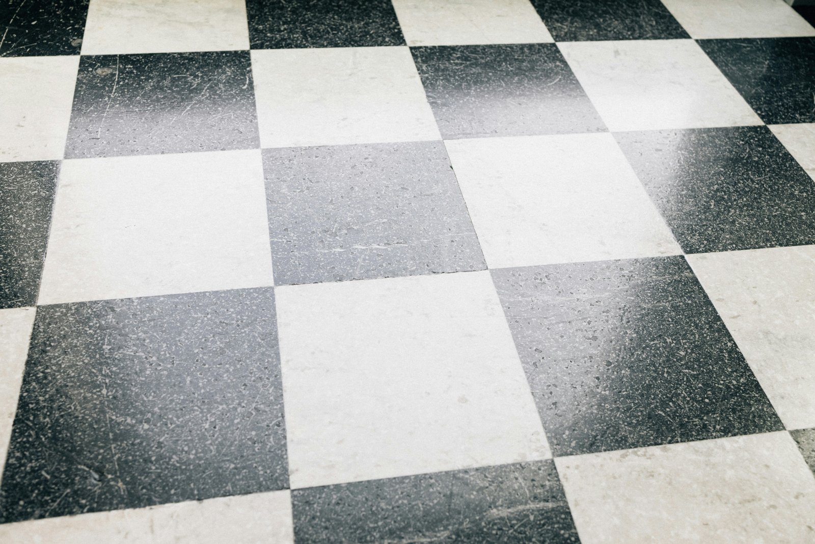 Nahaufnahme einer Fliese mit feinem Spannungsriss