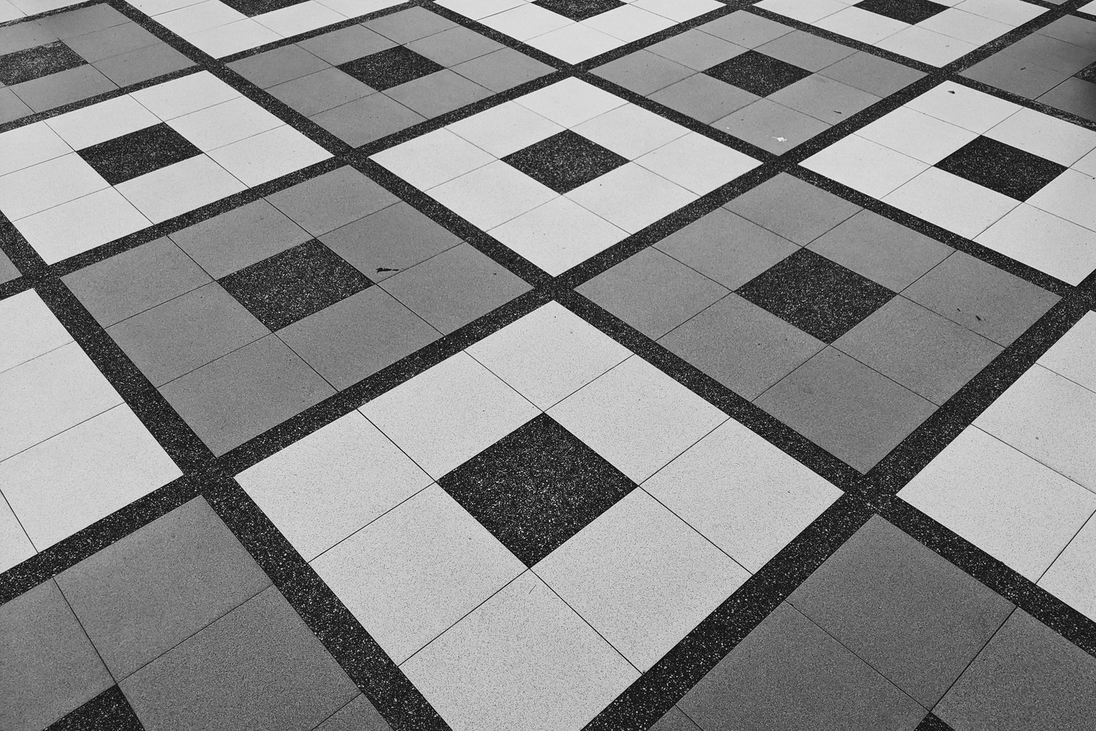 Nahaufnahme einer Fliese mit feinem Spannungsriss