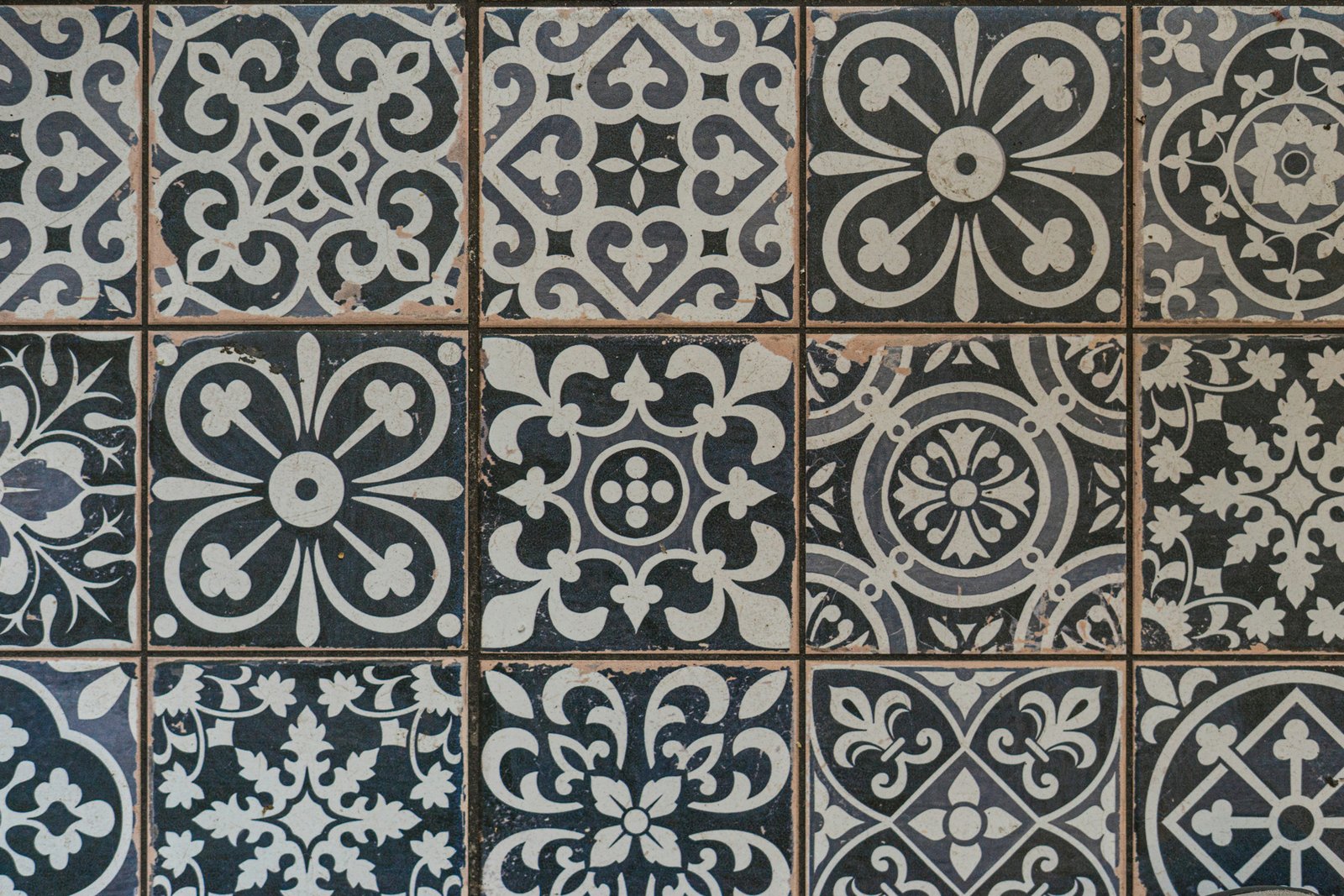 Fliese mit feinem, unregelmäßig verlaufendem Riss