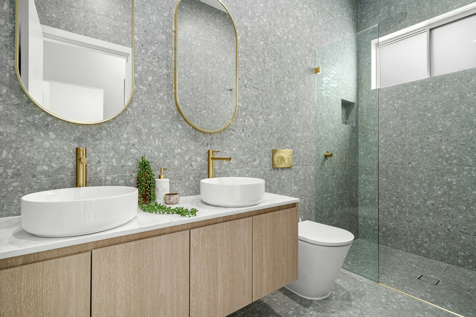 Riss in Fliese im Duschbereich