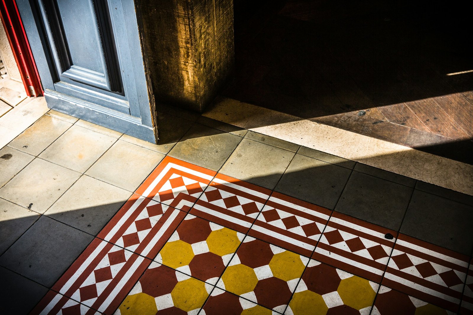 Mehrere Risse in Fliesen im Innenraum