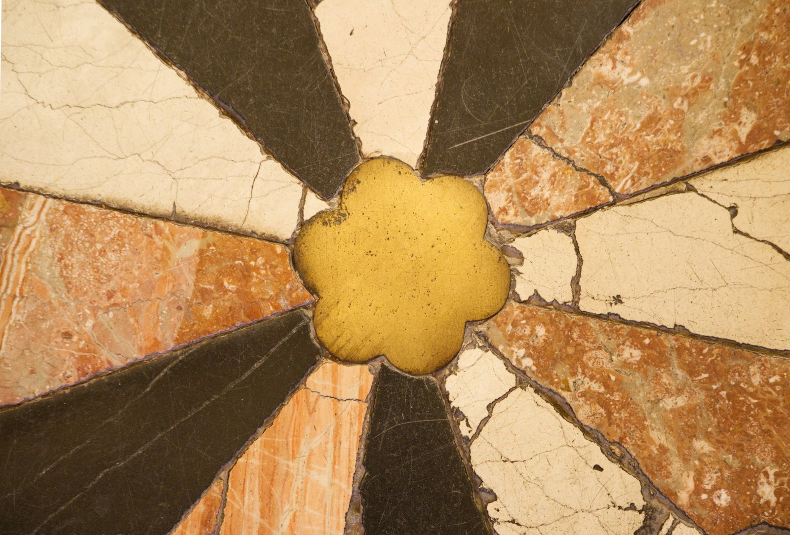 Fliese mit sichtbarem Riss im Innenraum