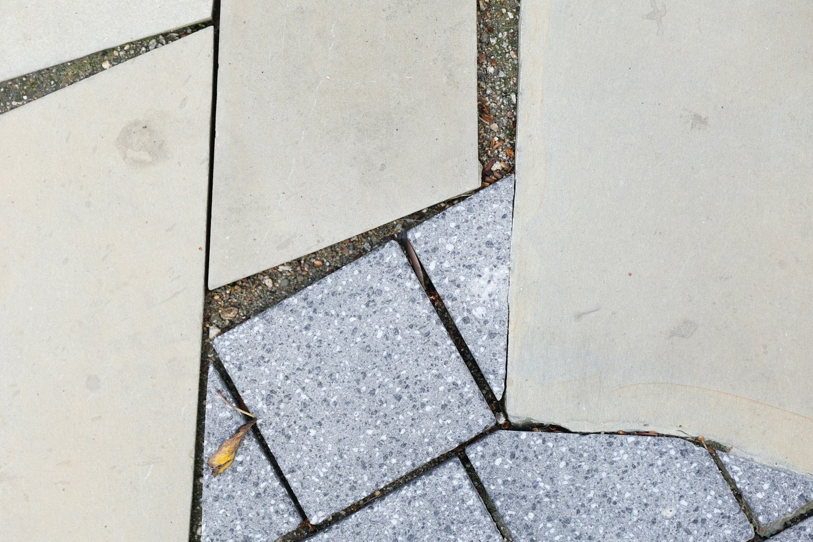 Fliese mit deutlichem Spannungsriss